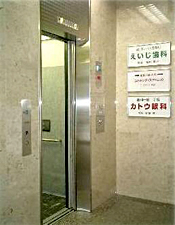 11人乗り冷房付リニアエレベーター